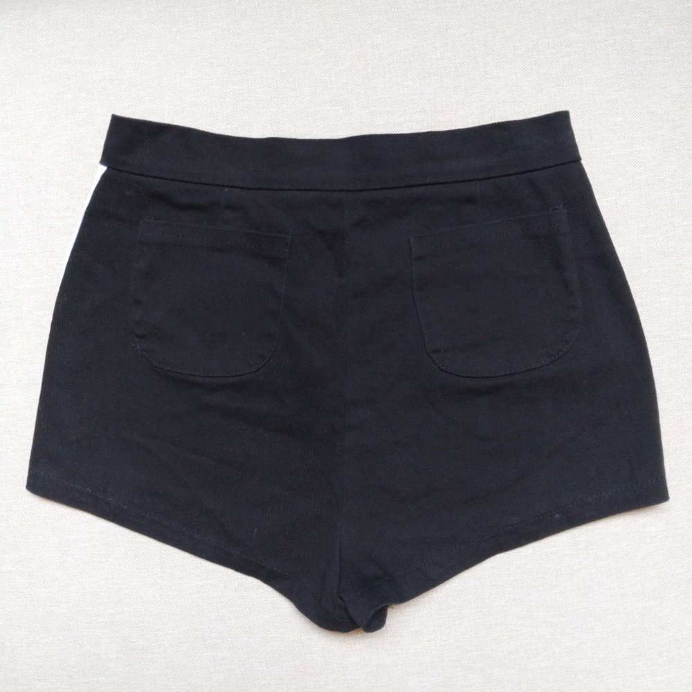 *SOLD* YesStyle Black Contrast Trim White Stripes Shorts Size XS - Picture 4 of 5